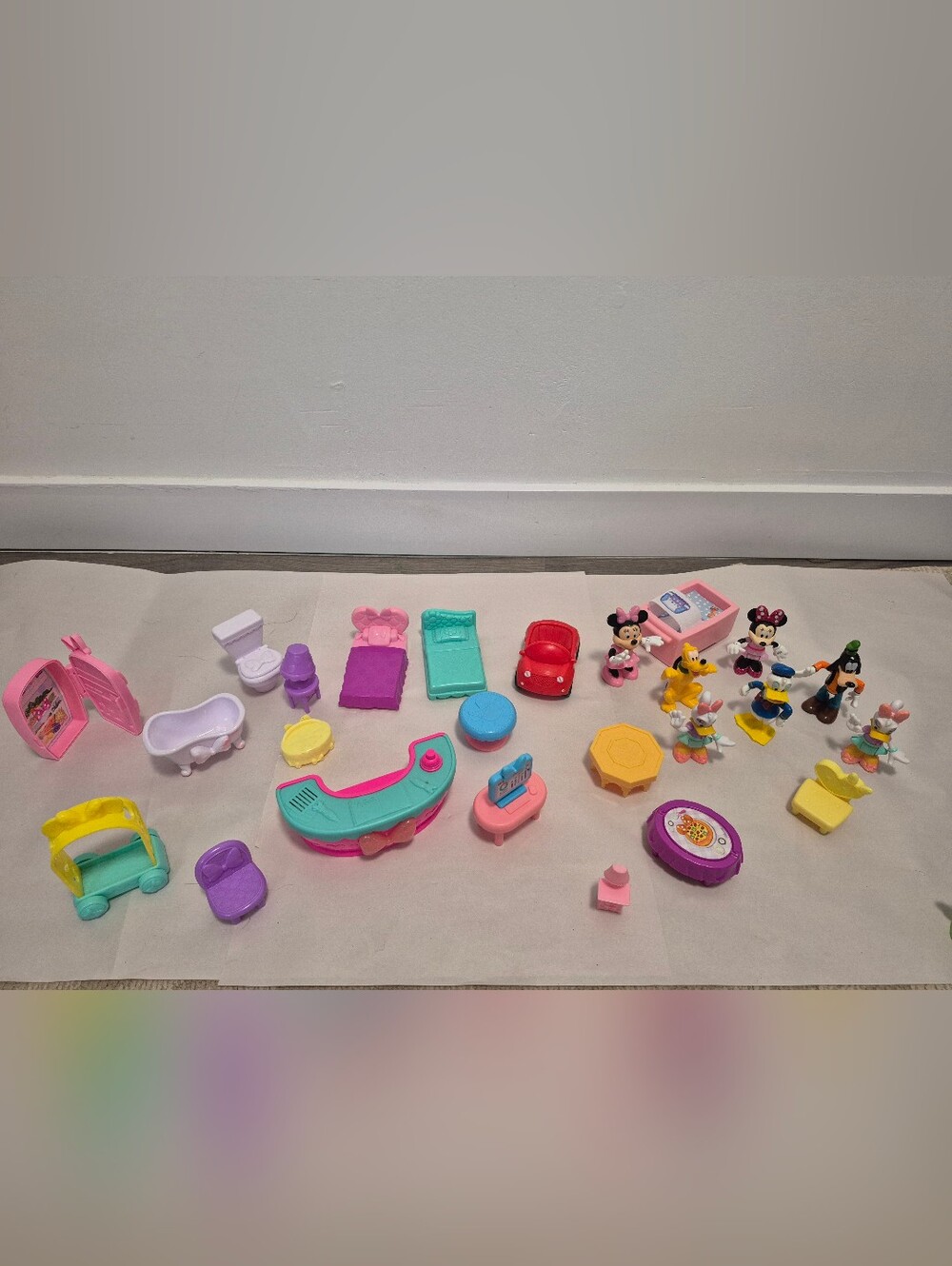Disney Minnie mouse Bow-tel Hotel Accessories And Extra Characters